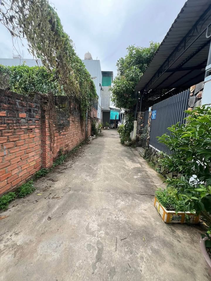 Nhà hẻm Hà Huy Tập, Quang Trung 240m² giá 1.6 tỷ - Gần chợ và trường học!