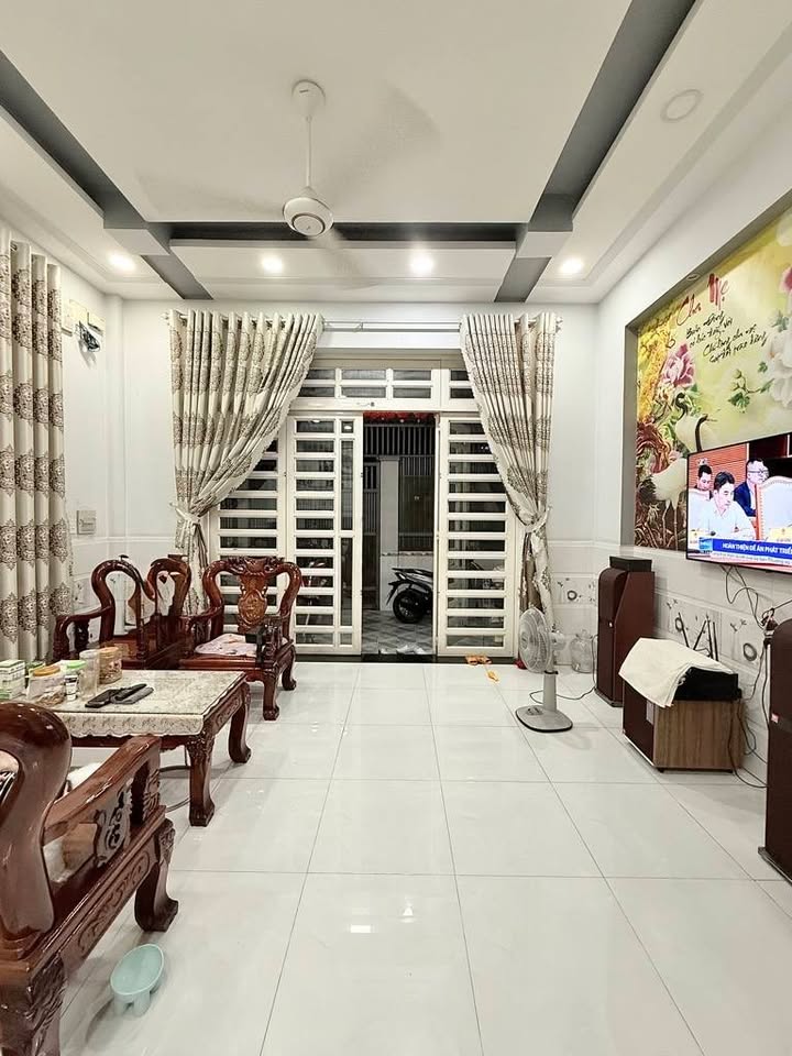 Nhà phố Thạnh Lộc quận 12, 141m² giá thỏa thuận - Vị trí an ninh, tiện ích đầy đủ!