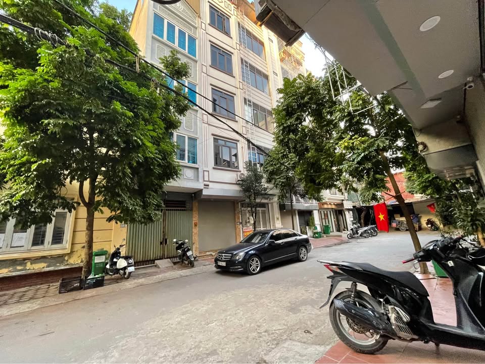 Nhà phố Văn Quán 40m² giá 12.5 tỷ - Ô tô tránh đỗ thoải mái!