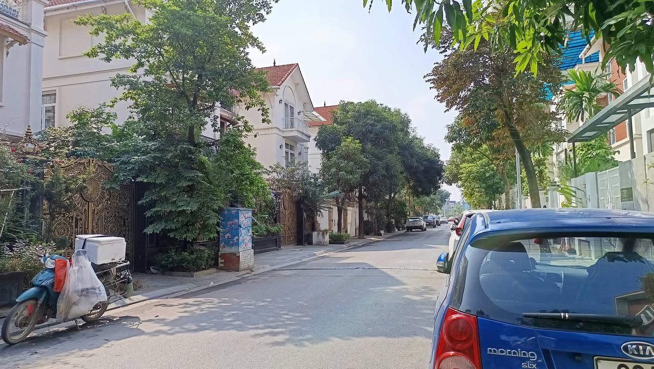 Biệt thự sân vườn cho thuê tại Làng Việt Kiều Châu Âu 250m² - Nội thất đầy đủ, tiện nghi!