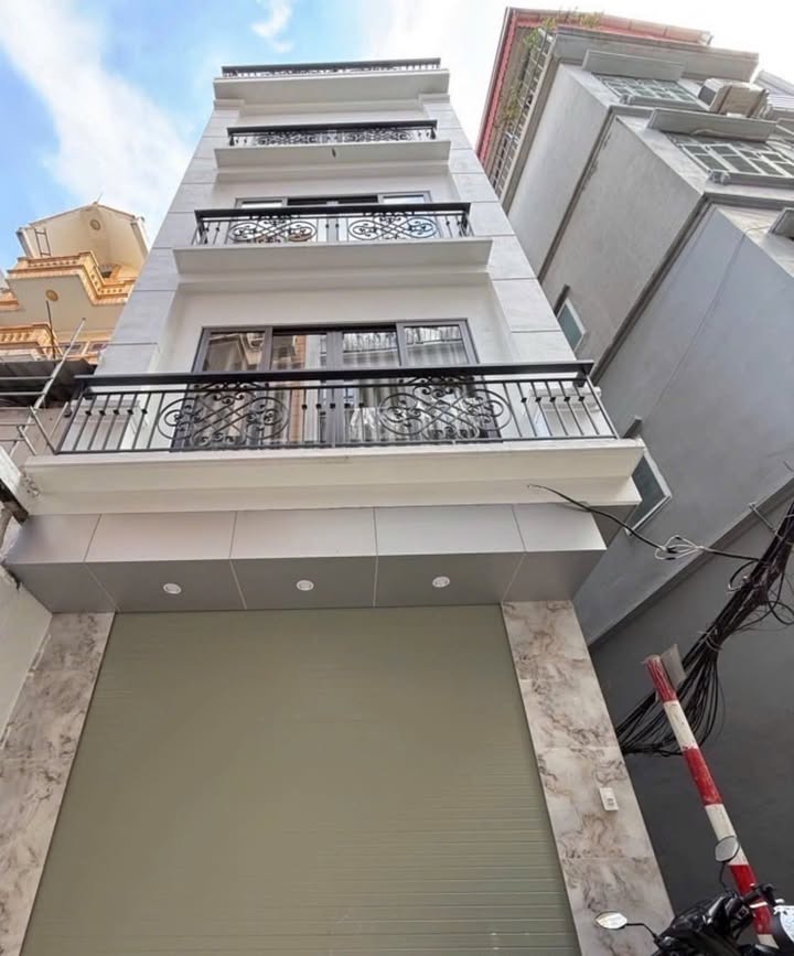 Nhà mặt phố Khương Trung, quận Thanh Xuân 36m² giá 9.9 tỷ - Mặt tiền bề thế, thang máy tiện nghi!