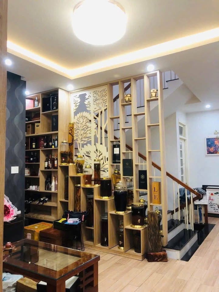 Nhà 3 tầng mặt tiền Lê Lợi, Hải Châu, Đà Nẵng - Kinh doanh thuận lợi, sổ hồng chính chủ!