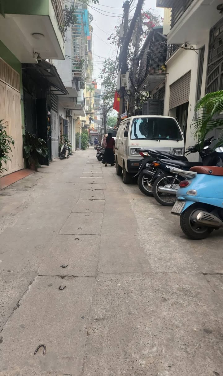 Nhà cho thuê 97 Văn Cao, Ba Đình, 50m² - Ô tô đỗ cửa, sân rộng thoáng đãng!