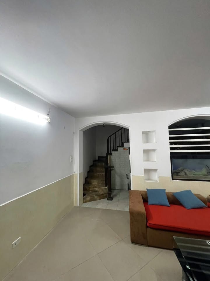 Nhà cho thuê đường Đồng Nhân, quận Hai Bà Trưng 38m² - Gần chợ trời, ô tô tránh nhau!