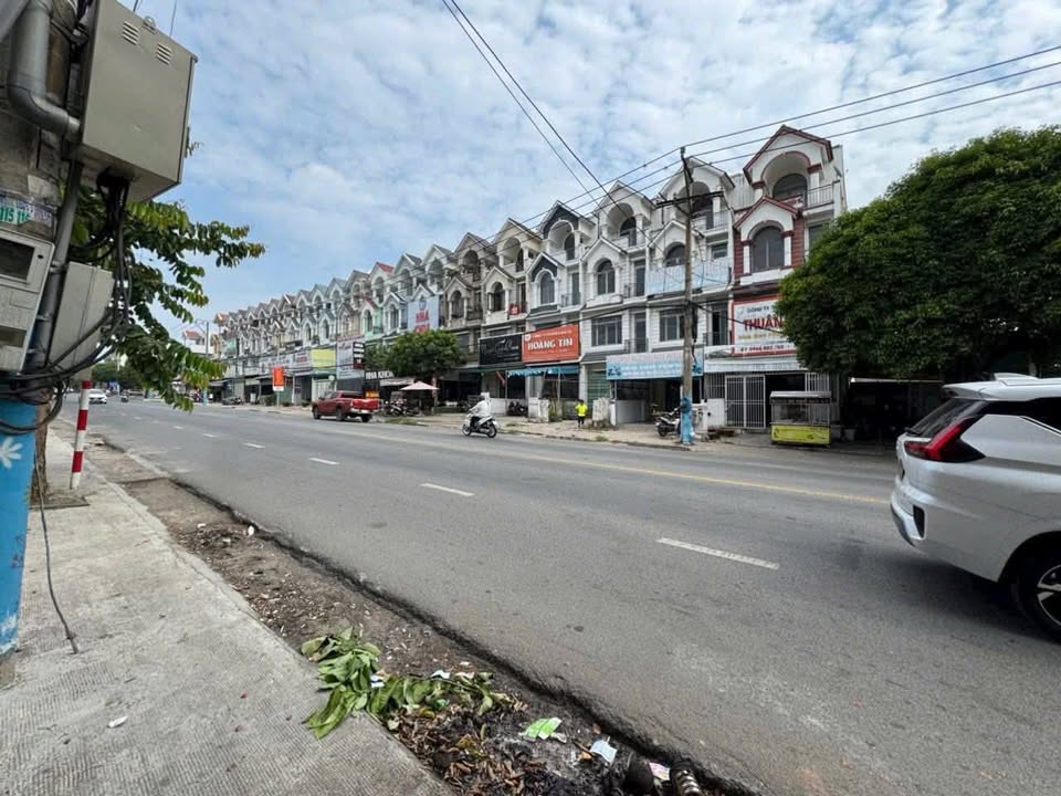 Nhà 3 tầng ĐT743, Phú Hồng Thịnh, Dĩ An 90m² giá 8.2 tỷ - Hoàn công đầy đủ, vào ở ngay!