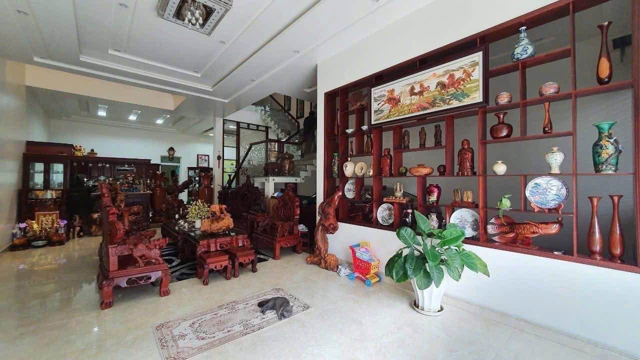 Biệt thự Hùng Vương Kon Tum 186m² giá 6 tỷ - Thiết kế hiện đại, tiện nghi đầy đủ!