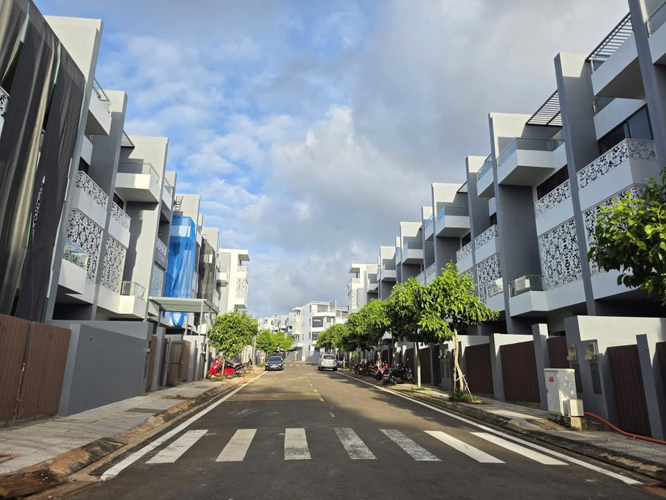 Townhouse 125m² tại Tân An, Buôn Ma Thuột - Giá 8.55 tỷ - Nhà thô 4 tầng thuận tiện kinh doanh!