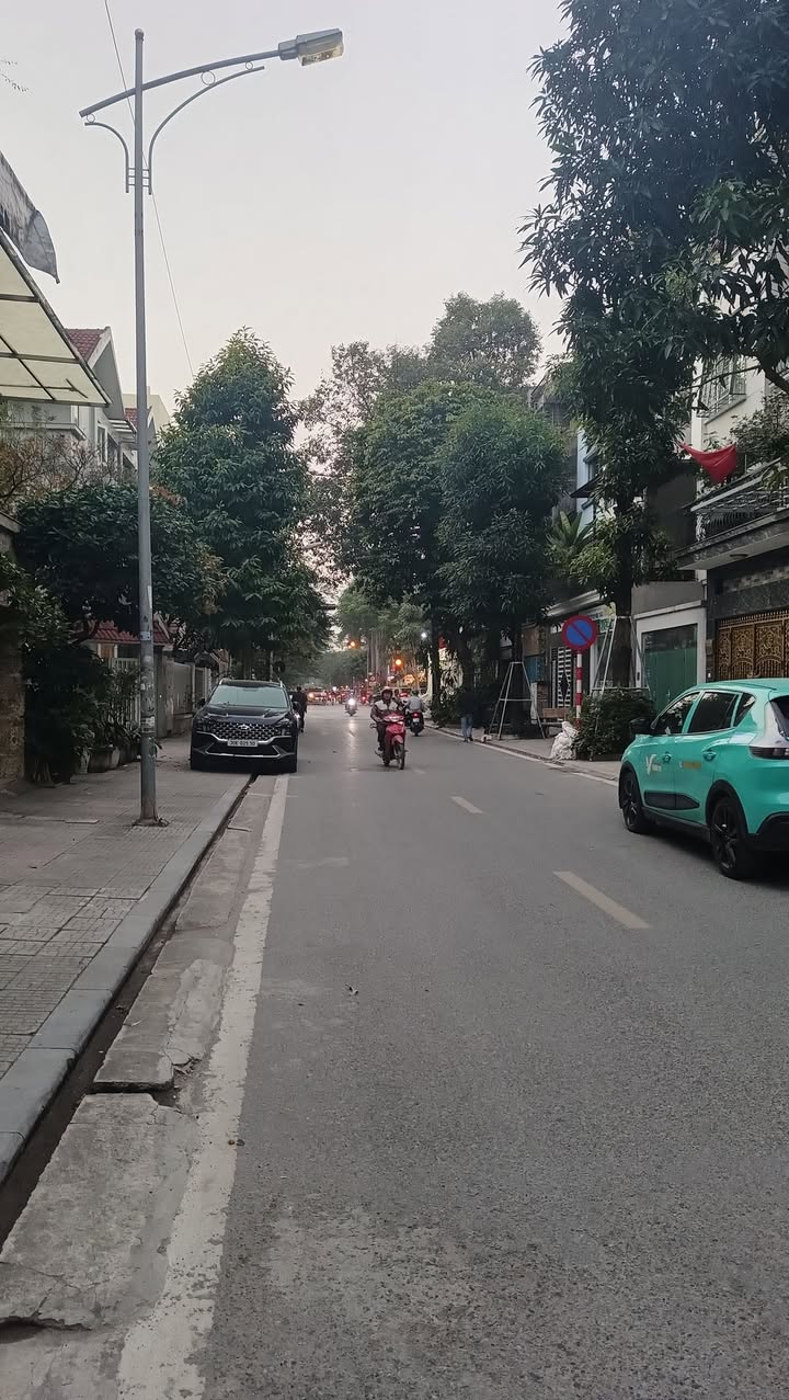 Nhà phố liền kề Khu đô thị Văn Phú 90m² giá 21 tỷ - Kinh doanh sầm uất!