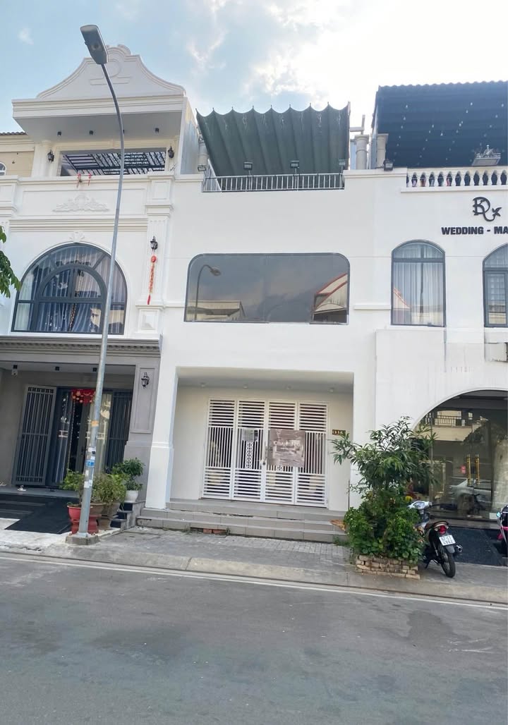 Nhà bán 1 trệt 2 lầu tại KDC Tây Sông Hậu, Long Xuyên giá 5.5 tỷ - Đầu tư sinh lời tốt!