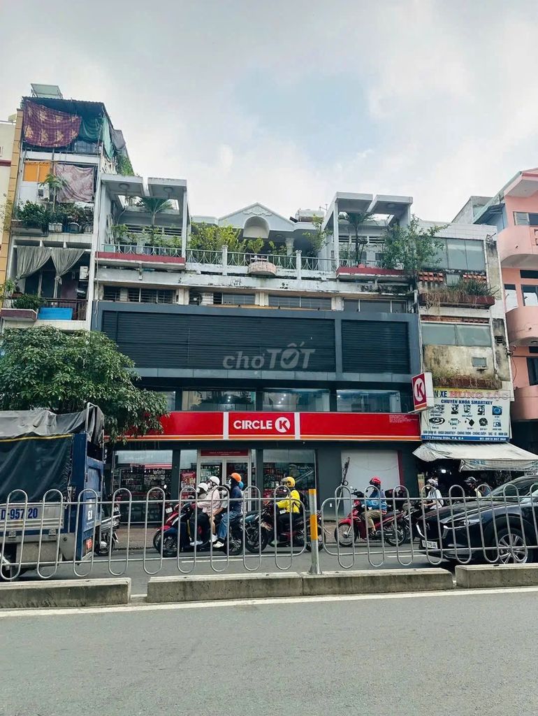 Nhà mặt tiền đường Hoàng Diệu, Quận 4 - Diện tích 250m², cho thuê 120 triệu/tháng!