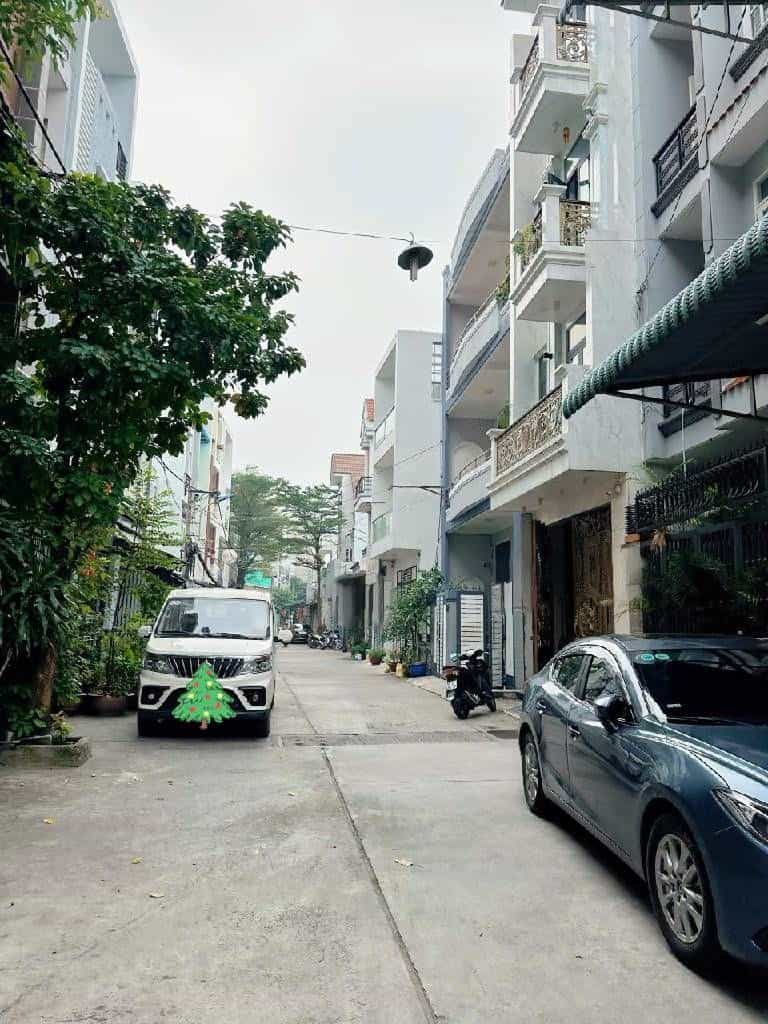 Nhà Tân Hương 64m² giá 9.15 tỷ - Hẻm xe hơi thông thoáng, kết nối thuận tiện!