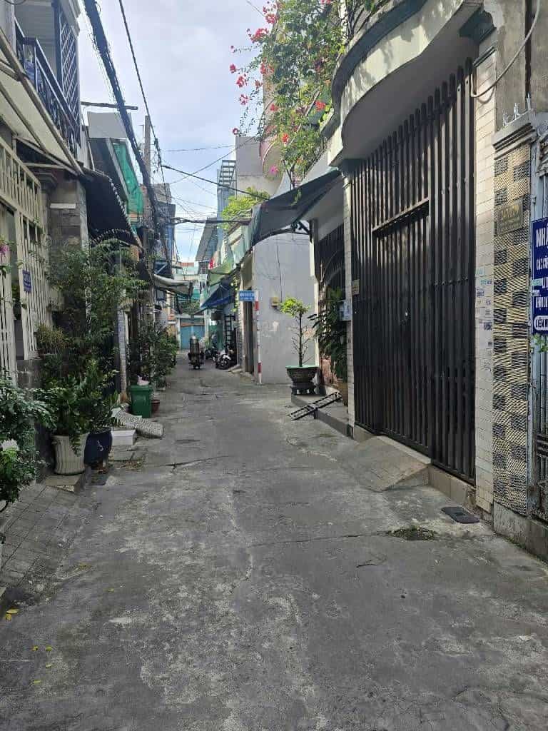 Nhà phố Tân Phú, 60m² chỉ 4 tỷ - Hẻm xe hơi, tiện ích đầy đủ!