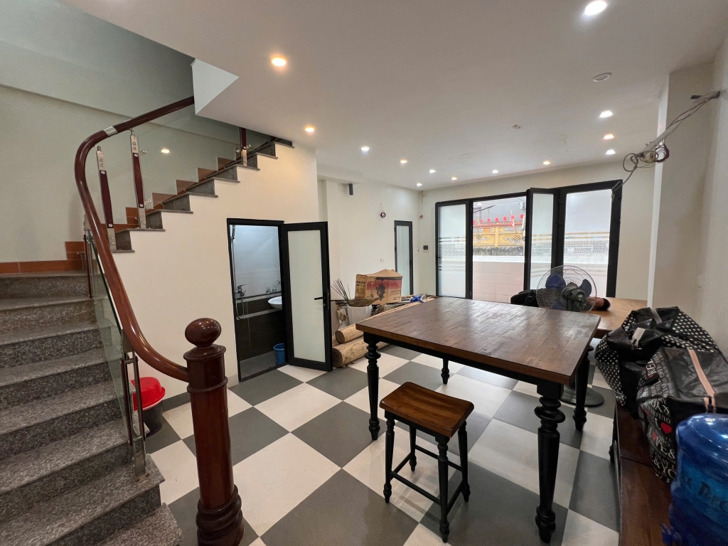 Nhà 5 tầng mới xây, ô tô đỗ cửa, view sông Hồng tại Long Biên chỉ 8,8 tỷ