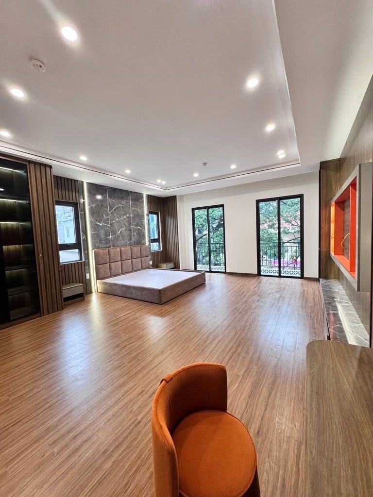 Nhà phố Trúc Bạch 40m² 5 tầng thang máy, ô tô đỗ cửa - Kinh doanh sinh lời ngay!