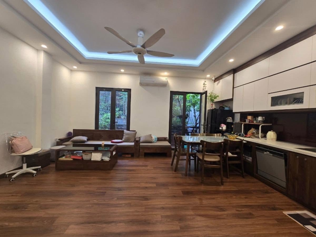 Nhà Cầu Giấy 43m² giá 13.6 tỷ - Ô tô tránh 1 nhà, view thoáng đẹp!