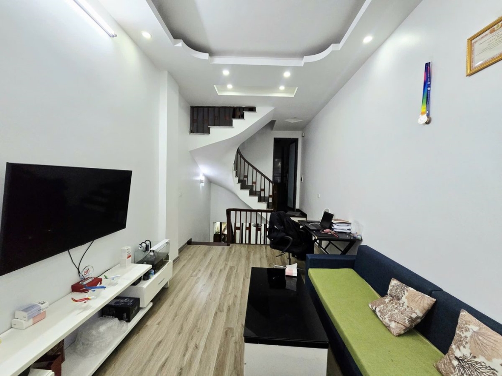 Nhà 5 tầng Lạc Long Quân, Tây Hồ 34m² giá 9.2 tỷ - Vị trí đắc địa, tiện ích đầy đủ!