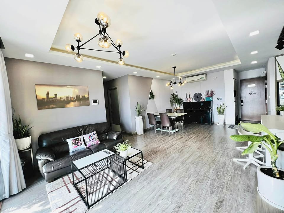 Căn hộ Gold View Bến Vân Đồn 120m² giá 25 triệu - Full nội thất, sẵn sàng vào ở!