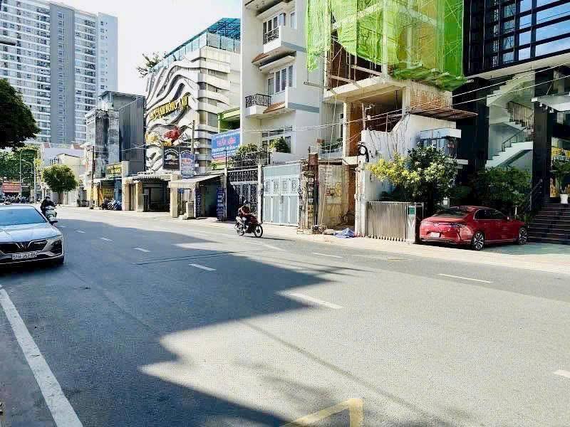 Nhà Mặt Tiền Đào Duy Anh 5 Tầng 55m² giá 15 tỷ - Di chuyển thuận tiện đến sân bay!