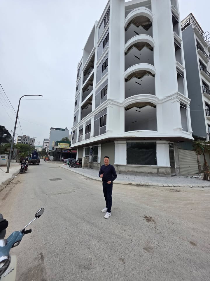 Cho thuê tòa nhà văn phòng 7 tầng Vạn Phúc 150m² - Đối diện vườn hoa, lô góc 3 mặt đường!