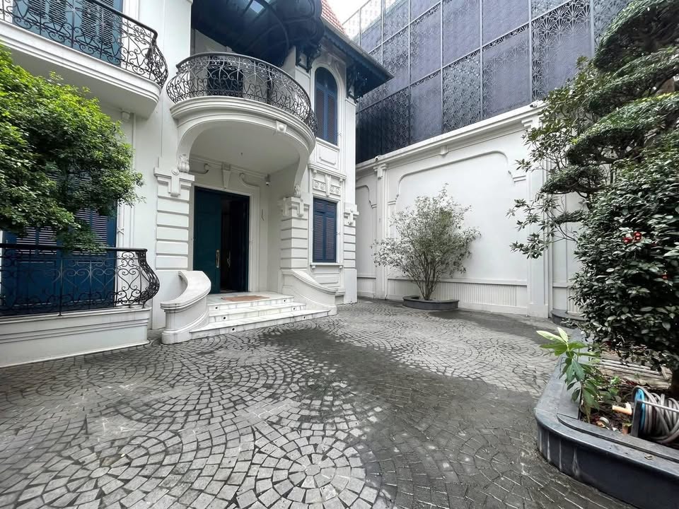 Biệt thự mặt phố Hàng Bún 400m² giá 200 triệu - Kinh doanh lý tưởng!