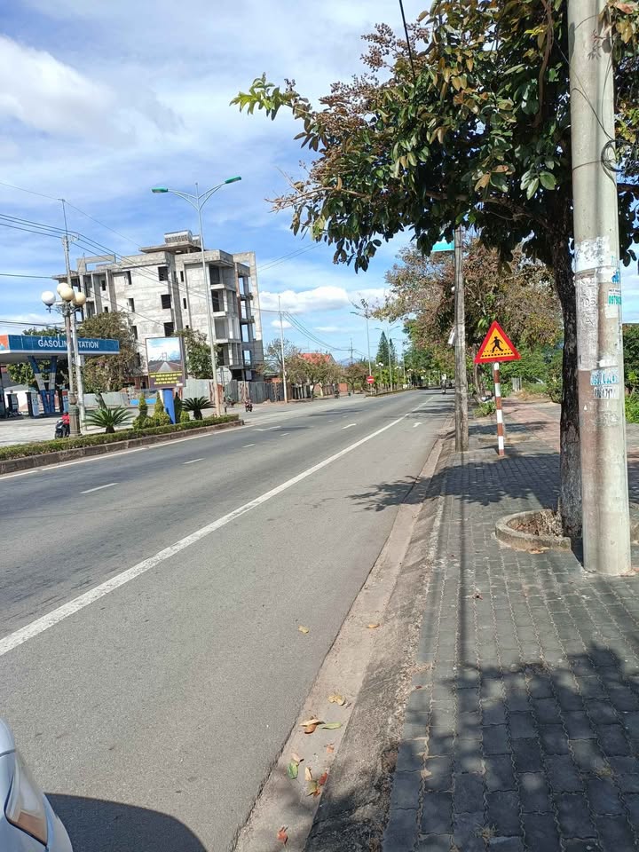 Đất mặt đường Phạm Văn Đồng, Kon Tum 300m² giá 800 triệu - Cơ hội đầu tư lý tưởng!