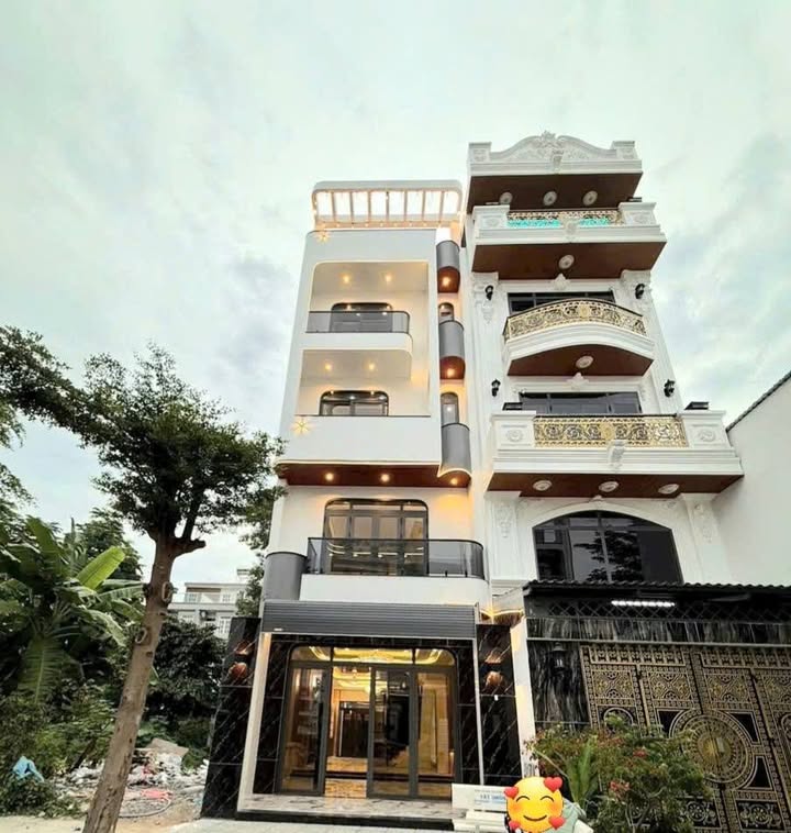 Nhà phố Lê Văn Lương quận 7, 92m² giá 13 tỷ - Sổ hồng chính chủ, thang máy hiện đại!