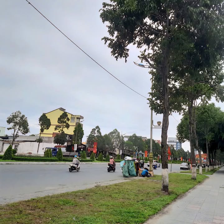 Cho thuê mặt bằng 2 mặt tiền Võ Văn Kiệt 900m² - Vị trí đẹp bên sông!