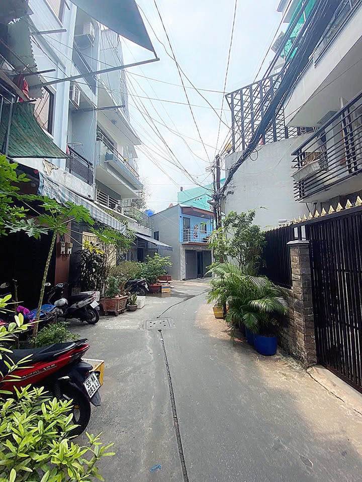 Bán nhà 3 tầng hẻm xe hơi Lạc Long Quân, Quận 11 - Chỉ 1.89 tỷ!