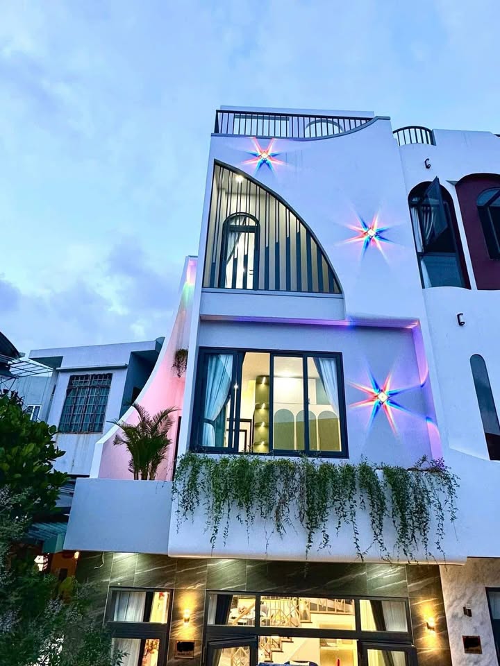 Nhà 3 tầng cho thuê tại Hoàng Diệu, Đà Nẵng - Đầy đủ nội thất, chỉ việc vào ở!