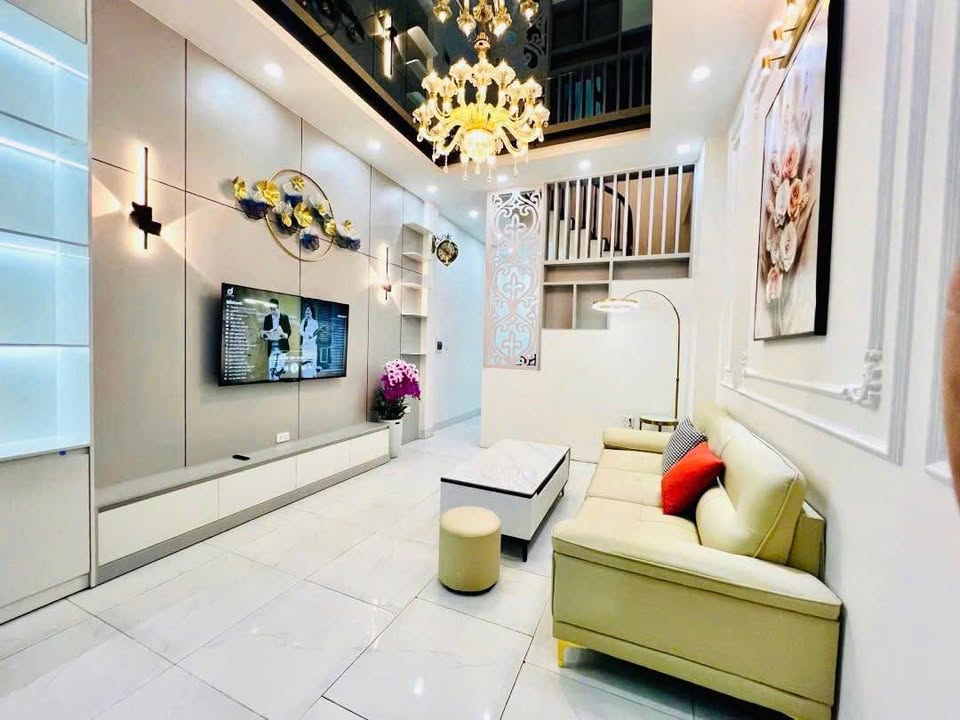 Mặt phố Vĩnh Hưng 40m² giá 7 tỷ - Thiết kế hiện đại, full nội thất!