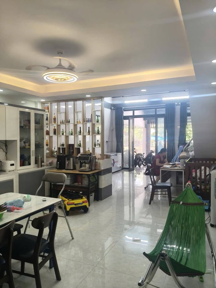 Nhà cấp 3 tại Khu Hoàng Hảo, Thanh Đức, Vĩnh Long 125m² giá 2.6 tỷ - Thiết kế hiện đại, sẵn sàng vào ở!