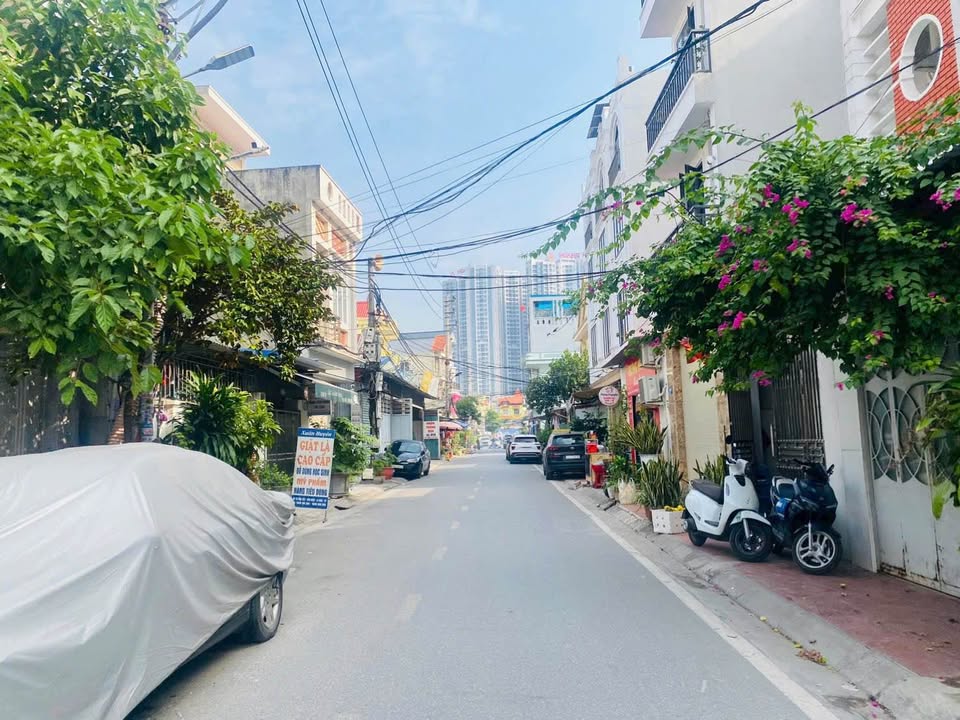 Nhà 3,5 tầng mặt đường Thiên Lôi, 60m² giá 8.3 tỷ - Đỗ ô tô thoải mái!