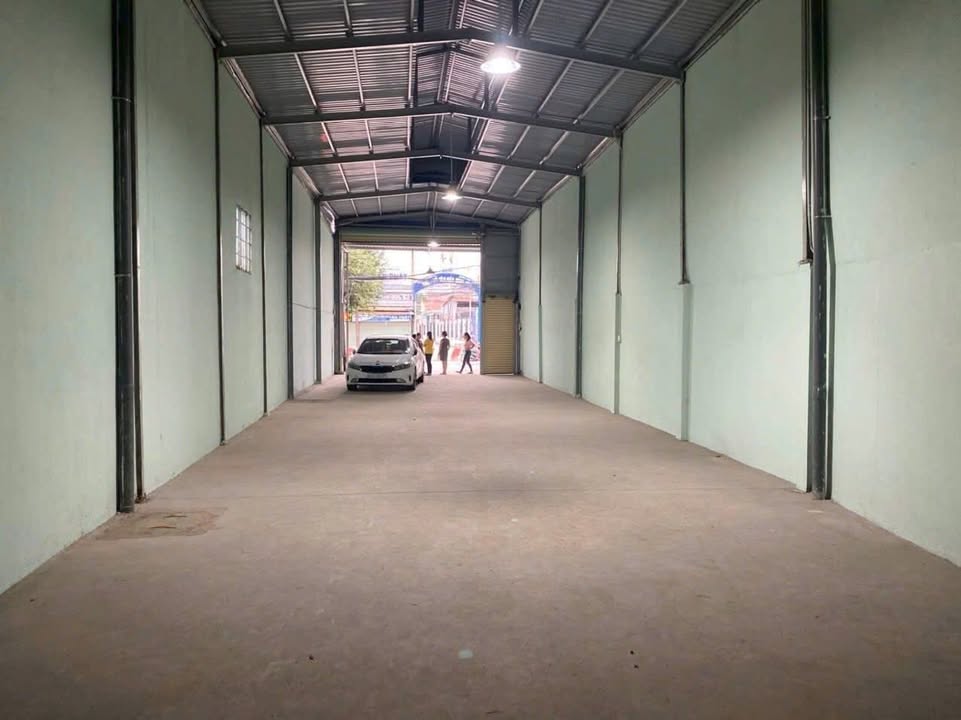 Cho thuê xưởng mặt tiền Bình Chuẩn, Thuận An 250m² giá 18 triệu - Điện 3 pha, đường xe container