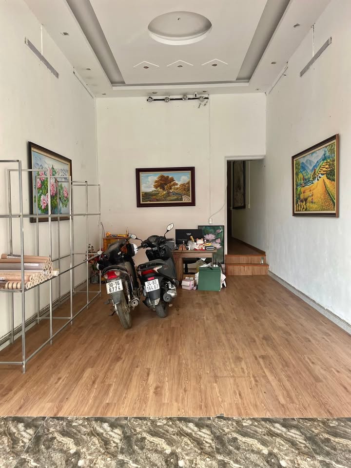 Nhà FrontHouse Lý Công Uẩn 90m² giá 3.9 tỷ - Kinh doanh hiệu quả, vị trí đắc địa!