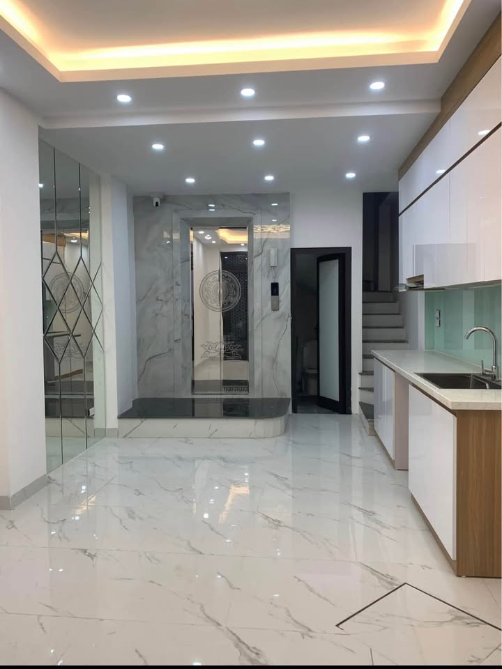 Nhà 6 tầng Xuân La, Tây Hồ 40m² giá 9.8 tỷ - Thang máy tiện lợi!