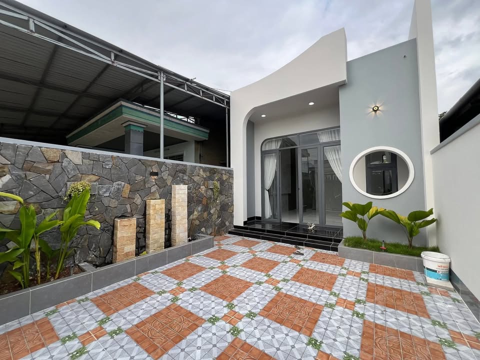 Nhà đẹp Hòa Thành 150m² giá 1.55 tỷ - Thiết kế hiện đại, sẵn sàng vào ở!