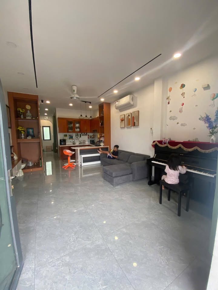 Nhà 1 trệt 1 lầu Long Trường 51m² giá 4.5 tỷ - Công năng đầy đủ, thoáng mát!