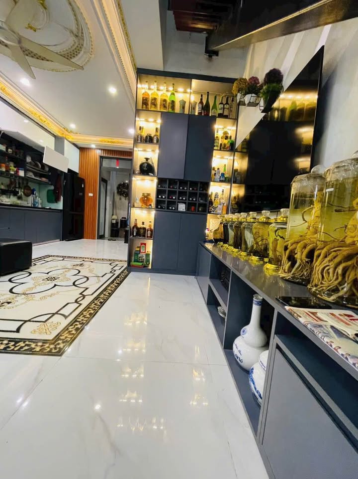 Nhà 4 tầng mặt phố Âu Cơ, Tây Hồ 64m² giá 6.8 tỷ - Kinh doanh sầm uất!