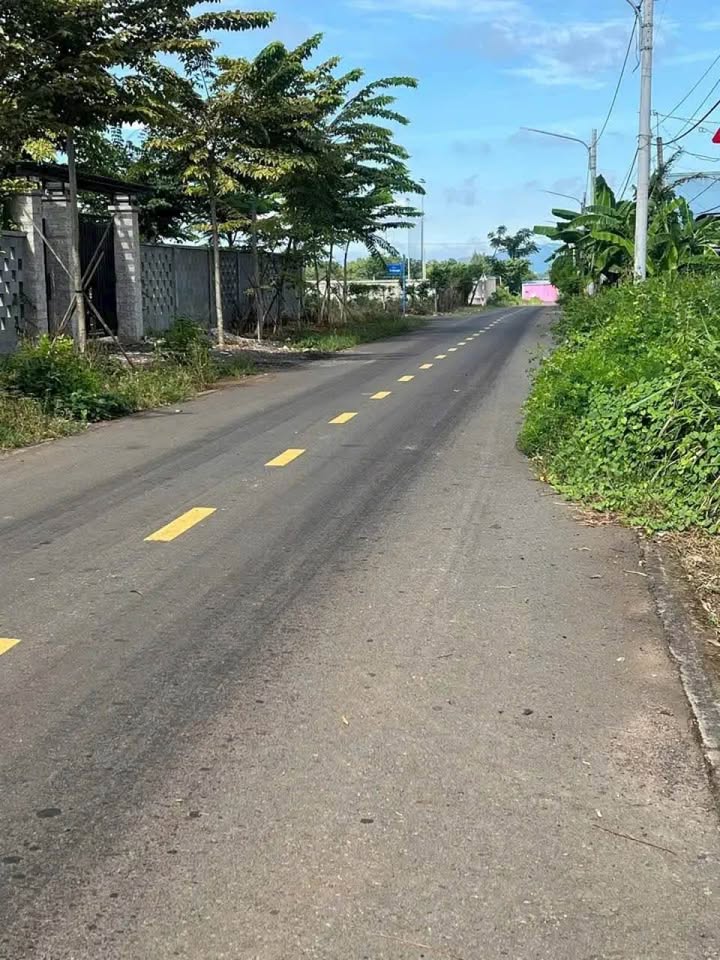 Đất nền Đất Đỏ Bà Rịa - Vũng Tàu 214m² giá 1.25 tỷ - Sổ đỏ chính chủ, mặt tiền Lê Trọng Tấn!