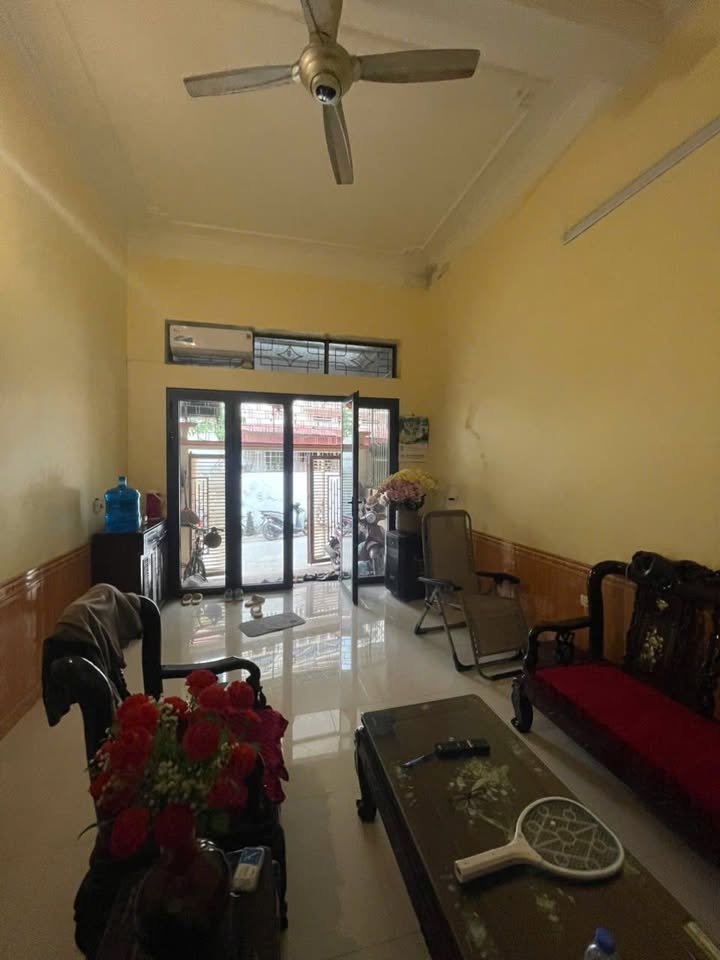 Nhà 2 tầng Đồng Tiến, Hòa Bình 77m² giá 2 tỷ - Hướng Đông Bắc, ngõ ô tô tránh nhau!