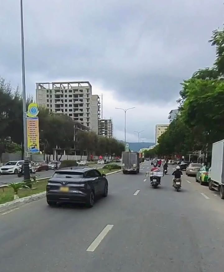 Bán nhà mặt tiền Nguyễn Tất Thành, Hải Châu, 125m² giá 18 tỷ - Địa thế kim cương sát biển!