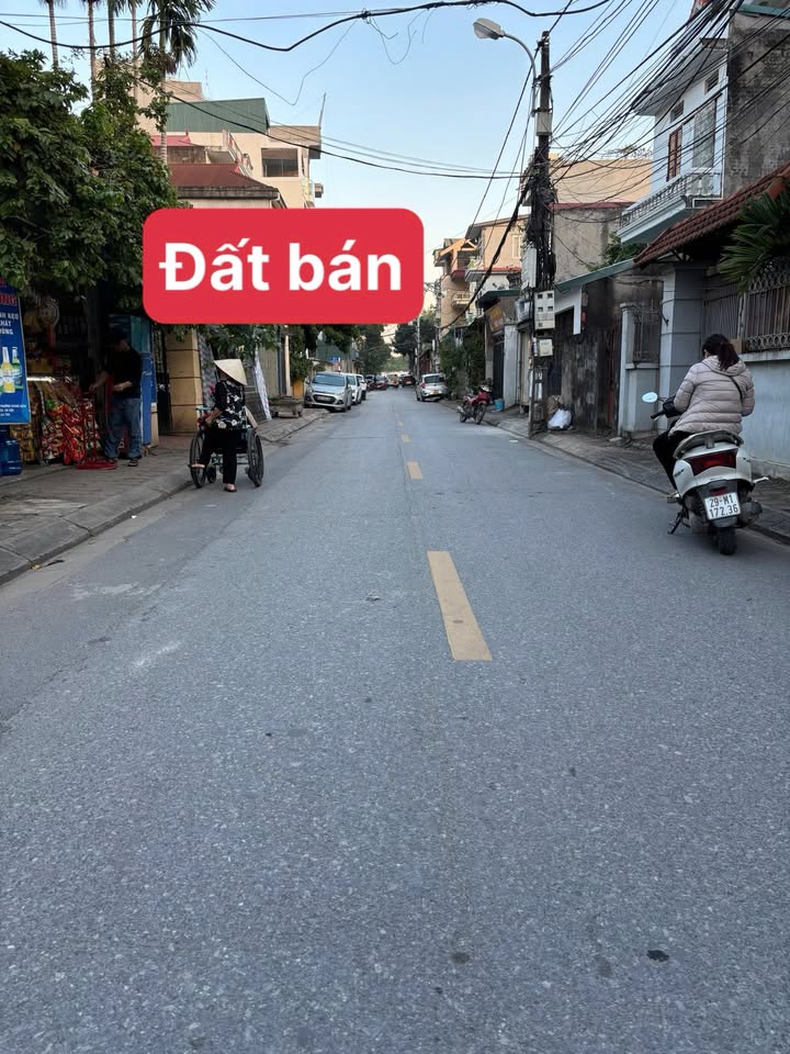 Đất phân lô Giang Biên 70m² giá 10 tỷ - Kinh doanh sầm uất ngay cổng trường!