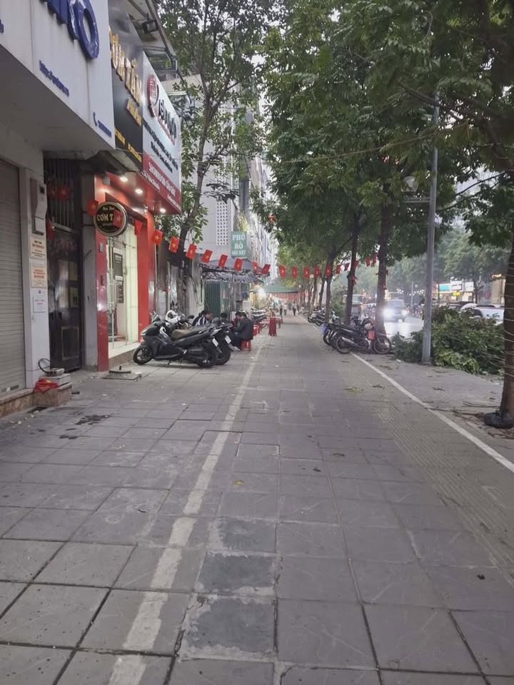 Toà nhà mặt phố Khúc Thừa Dụ, quận Cầu Giấy, 38m², giá 33.5 tỷ - Kinh doanh vô địch!