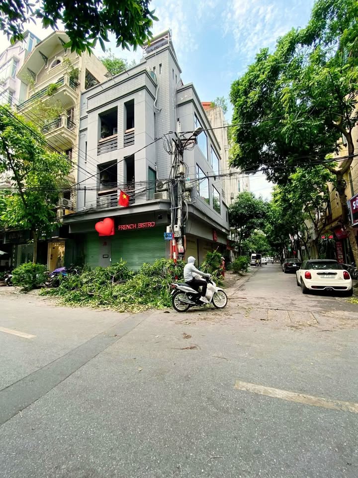 Cho thuê mặt bằng kinh doanh lô góc đường Láng Hạ 90m² - Thang máy hiện đại, đông khách!