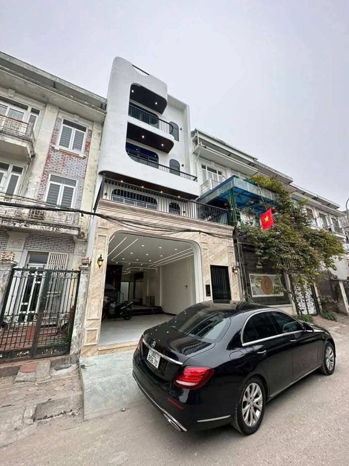 Nhà nguyên căn phố Đức Giang 190m² giá 25 triệu - Thang máy, ô tô tránh nhau!