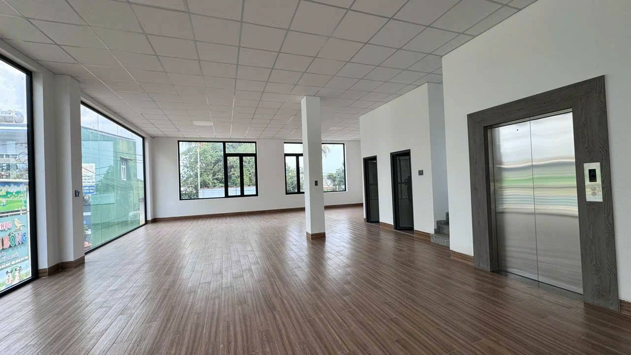 Nhà cho thuê 3 mặt tiền Nguyễn Chí Thanh 300m² giá 50 triệu - Thích hợp kinh doanh ngay!