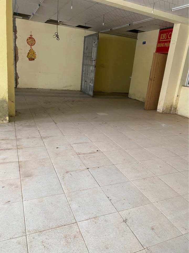 Nhà nguyên căn mặt tiền Lê Hồng Phong, Quy Nhơn 180m² - Giá thuê hấp dẫn chỉ 60 triệu/tháng!