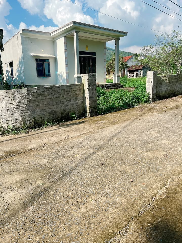 Nhà riêng Cẩm Tú 294m² giá 400 triệu - Nhà đẹp sẵn sàng ở ngay!