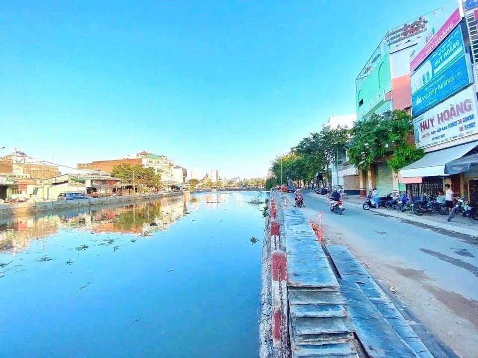 Nhà góc 2 mặt tiền Bờ Hồ Huỳnh Cương, 216m² giá 20.5 tỷ - Kinh doanh sầm uất!