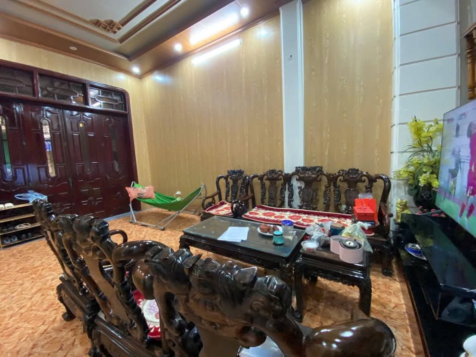 Nhà đẹp 3 tầng 4 phòng ngủ tại chợ Cầu Sâng - Thanh Hóa, giá 6 tỷ